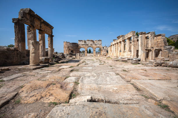 パムッカレのヒエラポリス古代都市 - hierapolis ストックフォトと画像