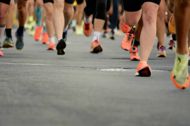 마라톤 달리기 경주, 도시 도로에 사람들의 발. - marathon running jogging group of people 뉴스 사진 이미지