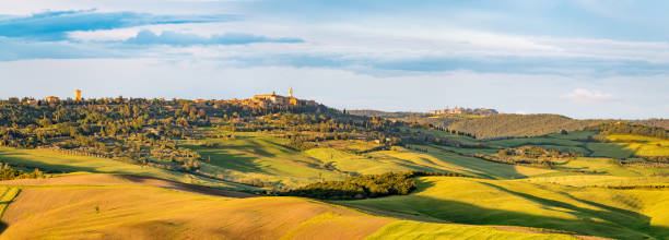 vue panoramique ensoleillée de pienza en toscane - siena provance, val d’orcia, italie - val dorcia photos et images de collection