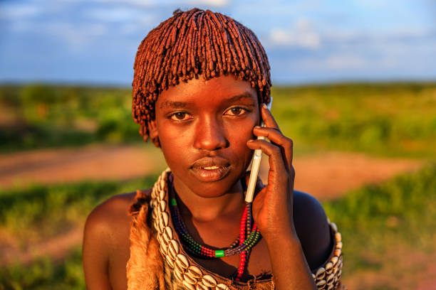 스마트 폰을 이용한 하 머 출신의 젊은 여성, omo 밸리, 에티오피아, 아프리카 - hamer 뉴스 사진 이미지