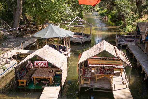 restaurante flutuante no rio no vale de ihlara - floating restaurant - fotografias e filmes do acervo