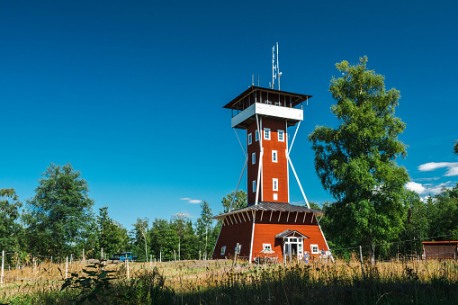 This 19-metre-tall tower was built in 1892.\nKinnekulle is a kind of table mountain that rises above its surroundings. A hard volcanic diabase layer overlying sediments from the Ordovician era delayed the erosion of ice during the ice age. In large parts of Sweden, though, the Ordovician-era layer has worn off, and we can no longer find anything of it.