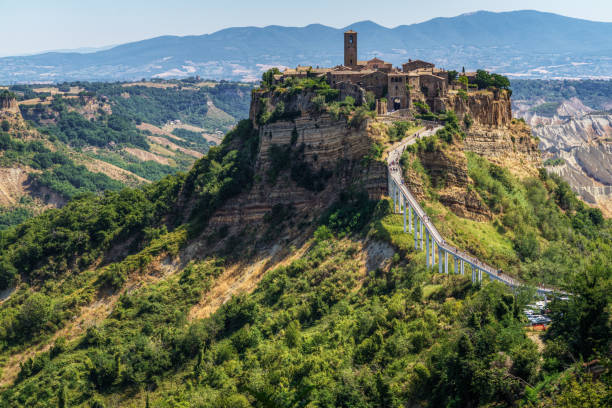 vista de civita di bagnoregio, una pequeña ciudad conocida como la ciudad moribunda, lazio, italia - civita di bagnoregio fotografías e imágenes de stock