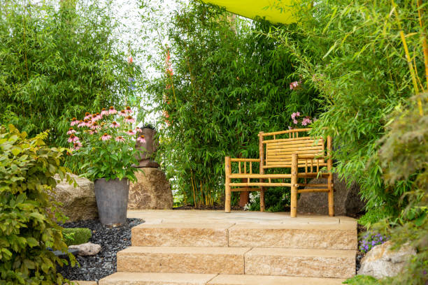 庭の快適な座席 - formal garden deck lighting equipment front or back yard ストックフォトと画像