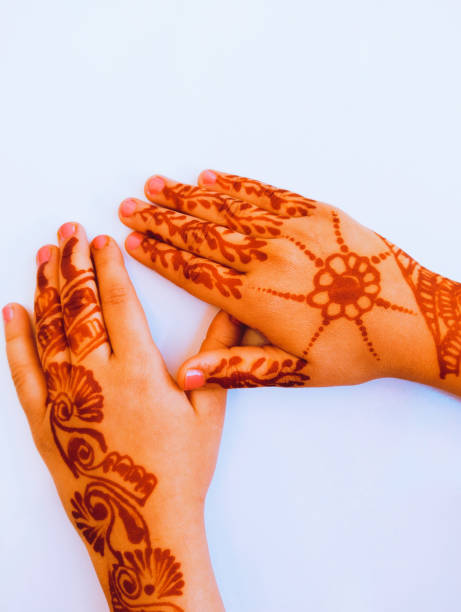 mehndi henna tatuagem design tatuagens estênceis impressões em uma menina mãos femininas casamento e eid evento ocasião full backhand indiano elegante noiva mehendi moda maquiagem beleza impressão imagem imagem banco de imagens - wedding indian culture pakistan henna tattoo - fotografias e filmes do acervo