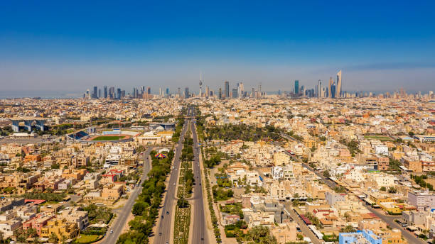 belle photo de la ligne d’horizon de koweït city - kuwait city photos et images de collection