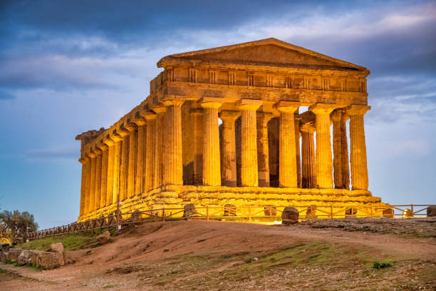 tempio della concordia nella valle dei templi al tramonto ad agrigento - sicilia, italia. - valle dei templi foto e immagini stock