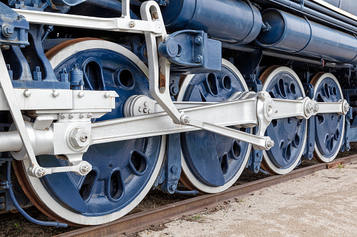 Coupling between two railway cars on tracks