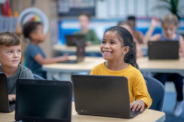 Lues Computer School 22,200+ Computer School 8 9 Years Old Stock Photos, Pictures & Royalty ...