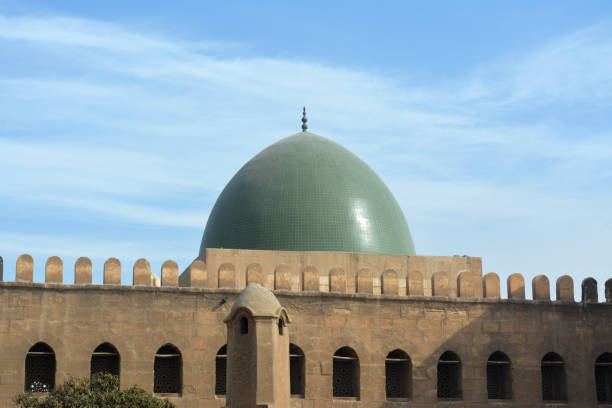 a mesquita do sultão al-nasir muhammad ibn qalawun, uma mesquita do início do século 14 na cidadela no cairo, egito, construída pelo sultão mameluco al-nasr muhammad em 1318, a masjid real do castelo - courtyard arch arabic style cairo - fotografias e filmes do acervo