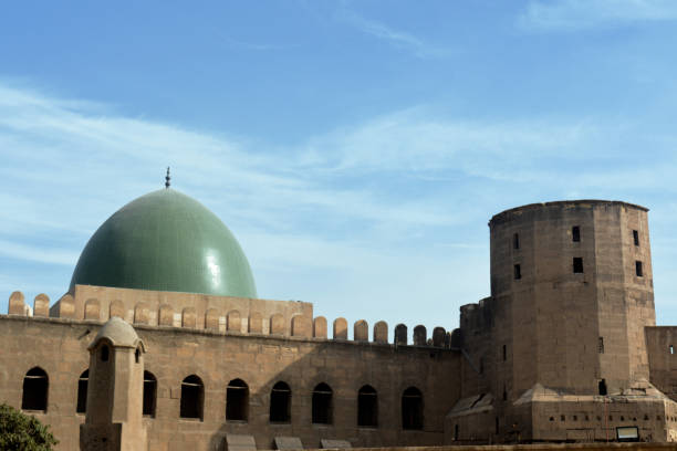 a mesquita do sultão al-nasir muhammad ibn qalawun, uma mesquita do início do século 14 na cidadela no cairo, egito, construída pelo sultão mameluco al-nasr muhammad em 1318, a masjid real do castelo - courtyard arch arabic style cairo - fotografias e filmes do acervo