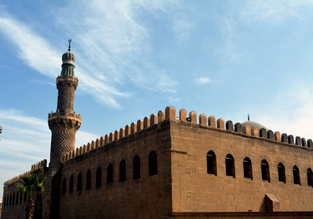 a mesquita do sultão al-nasir muhammad ibn qalawun, uma mesquita do início do século 14 na cidadela no cairo, egito, construída pelo sultão mameluco al-nasr muhammad em 1318, a masjid real do castelo - courtyard arch arabic style cairo - fotografias e filmes do acervo