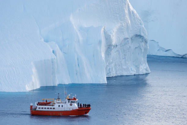 pequenos barcos navegando perto de grandes icebergs - oceano antártico - fotografias e filmes do acervo