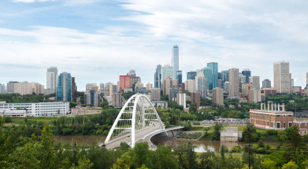 paisaje urbano de edmonton, alberta, canadá durante el verano - north saskatchewan river fotografías e imágenes de stock