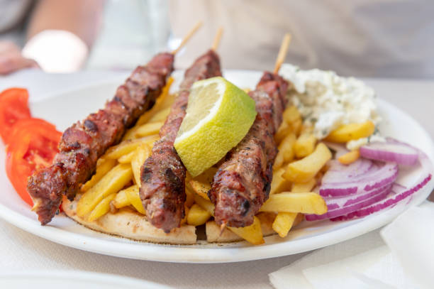 kebab beef souvlaki in greek tavern - souvlaki imagens e fotografias de stock