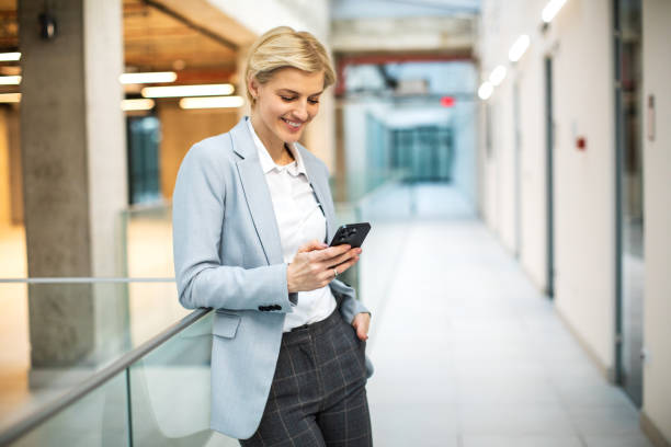 Belle femme d’affaires discutant sur un téléphone portable - Photo