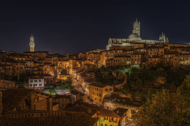 Amazing night cityscape with two iconic landmarks: Torre del Mangia and Siena Cathedral, Italy Amazing night cityscape with two iconic landmarks: Torre del Mangia on the right and the Cathedral of Siena on the left, Tuscany, Italy torre del mangia stock pictures, royalty-free photos & images
