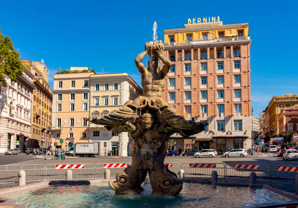 fonte de tritão na praça de barberini em roma, italy - barberini - fotografias e filmes do acervo