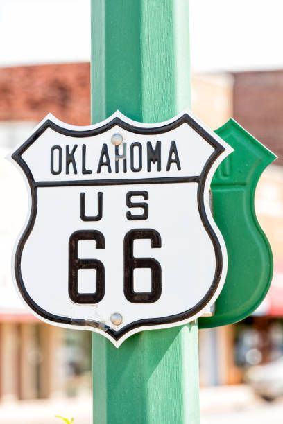 route 66 schild in tulsa, oklahoma - oklahoma sign road sign sky stock-fotos und bilder