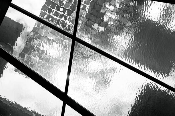 teto de vidro em close-up preto e branco com água e reflexão, fundo abstrato com espaço de cópia - reflection glass surrounding wall urban scene - fotografias e filmes do acervo