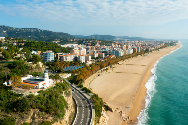 vista aérea de la playa de calella en cataluña, españa - maresme fotografías e imágenes de stock