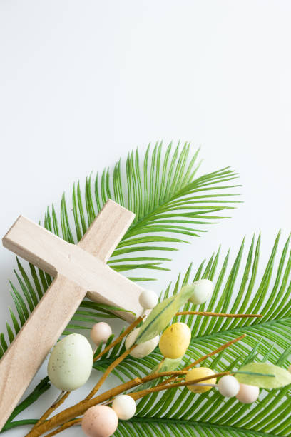 cross, easter eggs and palm leaves - easter egg religion cross spirituality imagens e fotografias de stock