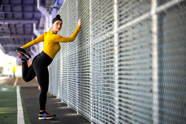 beautiful woman enjoying fitness activity in new york city - east river audio imagens e fotografias de stock