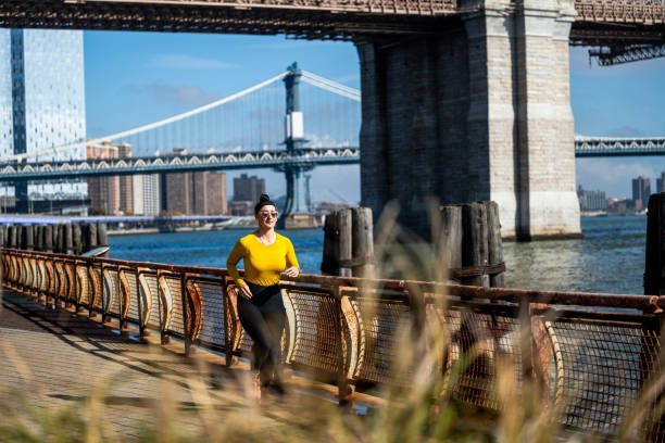 beautiful woman enjoying fitness activity in new york city - east river audio imagens e fotografias de stock