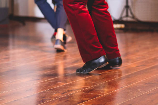 볼룸 클럽 나무 바닥에서 젊은 커플 댄스 복고풍 재즈 스윙 댄스의 �춤추는 신발, 여성과 남성의 클로즈업 보기, 댄스 레슨 수업 리허설 - polka dancing 뉴스 사진 이미지