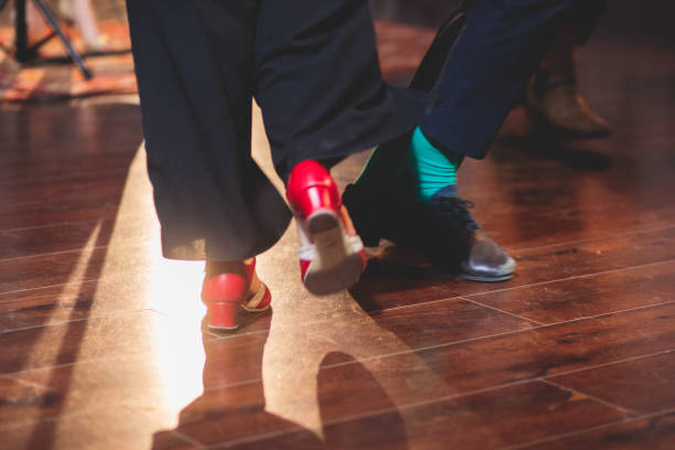 볼룸 클럽 나무 바닥에서 젊은 커플 댄스 복고풍 재즈 스윙 댄스의 춤추는 신발, 여성과 남성의 클로즈업 보기, 댄스 레슨 수업 리허설 - polka dancing 뉴스 사진 ��이미지