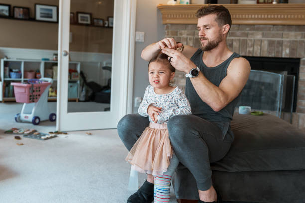 pai que vem cabelo da filha pequena em casa - stay at home dad - fotografias e filmes do acervo