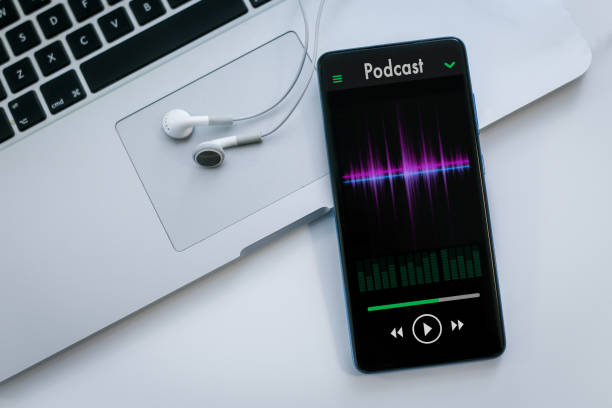 riproduzione di podcast per smartphone e laptop. trasmissione radiofonica, musica e concetto di streaming audio. - italian music audio foto e immagini stock