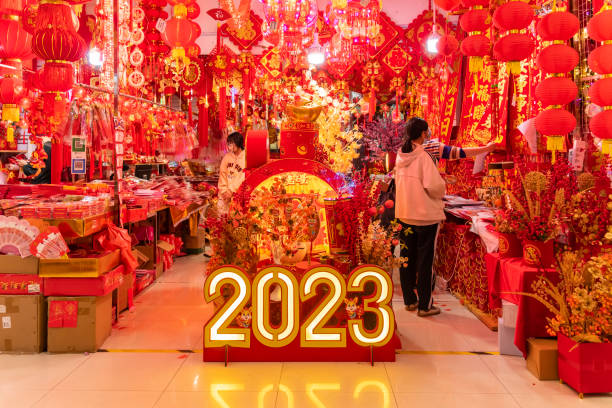 shen zhen, cina - 9 gennaio 2023: le persone acquistano la decorazione tradizionale dei simboli cinesi e di buona fortuna per il capodanno cinese nel mercato dei fiori di shenzhen - finance china stock exchange shenzhen foto e immagini stock