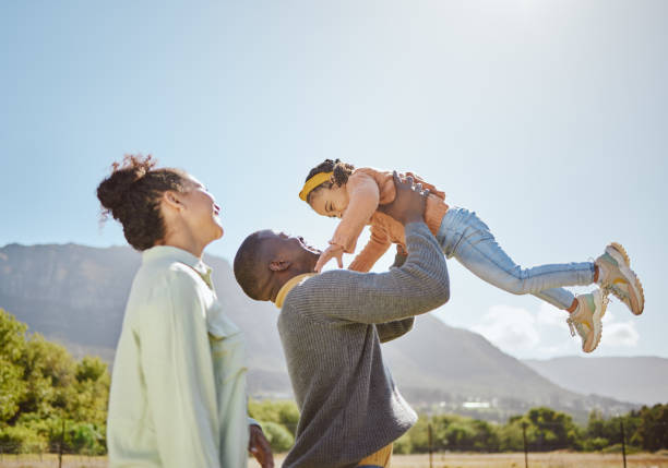 schwarze familie, natur und eltern spielen mit kind auf dem wochenende auf dem land urlaub für ruhe, freiheit und qualität zeit. liebe, vertrauen und spaß glückliche familie von mutter, vater und kind mädchen verbindet sich zusammen - play time stock-fotos und bilder