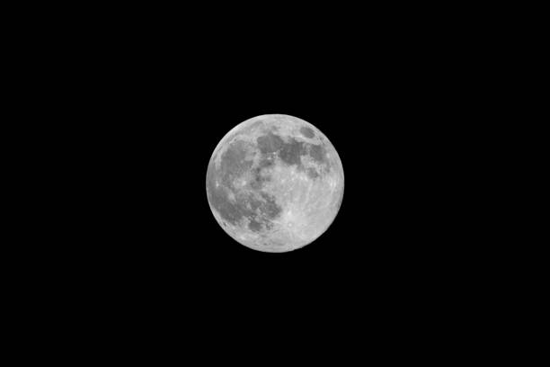 luna llena aislada sobre fondo negro - luna fotografías e imágenes de stock