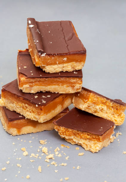 shortbread für millionäre - shortbread caramel chocolate candy biscuit stock-fotos und bilder