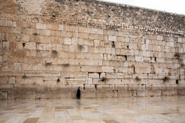 muralla occidental en jerusalén, israel - the western wall wall east city fotografías e imágenes de stock