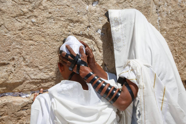 un niño judío y su padre rezan en el muro occidental - the western wall wall east city fotografías e imágenes de stock