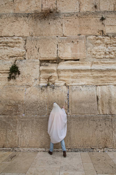 adolescente judío rezando en el muro occidental en jerusalén - the western wall wall east city fotografías e imágenes de stock