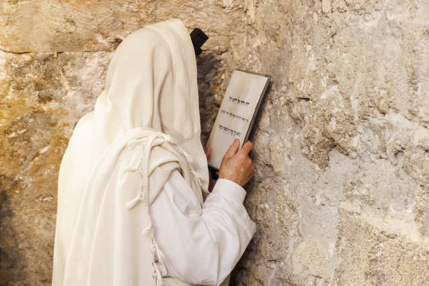 jüdischer mann betet an der klagemauer - talmud stock-fotos und bilder