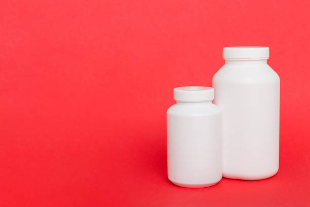 supplement pills with medicine bottle health care and medical top view. Vitamin tablets. Top view mockup bottle for pills and vitamins with green leaves, natural organic bio supplement, copy space. píldoras de suplemento con frasco de medicamentos cuidado de la salud y vista superior médica. tabletas vitamínicas. botella de maqueta de vista superior para píldoras y vitaminas con hojas verdes, suplemento bio orgánico natural, espacio de copia