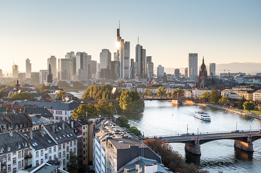 Vista del horizonte matutino y edificios modernos en Frankfurt, Alemania photo