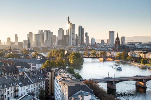 vista dello skyline mattutino e degli edifici moderni a francoforte, germania - francoforte sul meno foto e immagini stock
