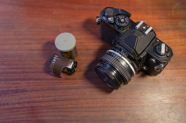 caméra argentique et pellicule 35 mm sur table en bois - fountain pen flash photos et images de collection