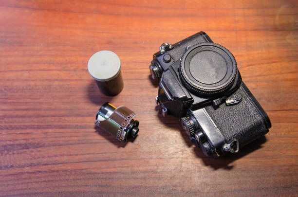 caméra argentique et pellicule 35 mm sur table en bois - fountain pen flash photos et images de collection