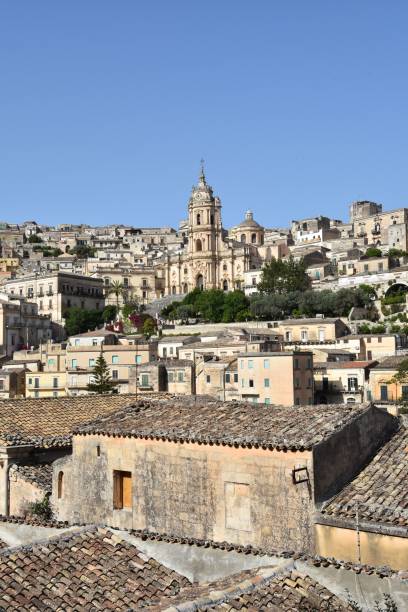 вид с воздуха на модику, старый сицилийский город в италии - modica photography italy sunlight стоковые фото и изображения