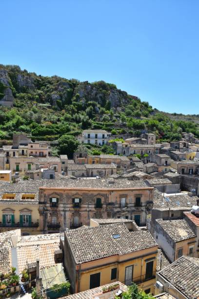 вертикальный вид на модику, старый сицилийский город в италии - modica photography italy sunlight стоковые фото и изображения