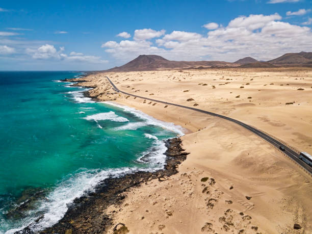 Vista aérea da praia de Alzada no Parque Corralejo, Fuerteventura, Ilhas Canárias - foto de acervo