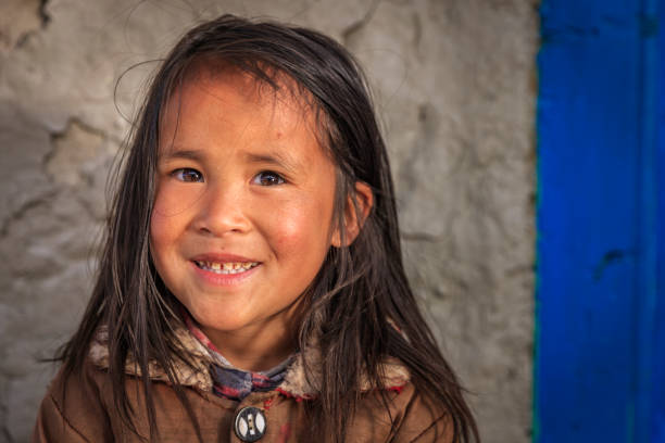 retrato da garotinha tibetana, parque nacional do monte everest, nepal - indian culture child little girls indigenous culture - fotografias e filmes do acervo