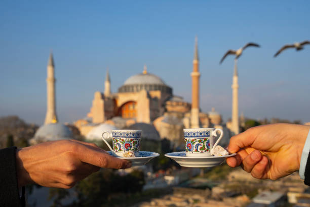 café turco tradicional en taza de cerámica otomana en santa sofía foto de fondo, distrito de sultanahmet fatih, estambul turquía - pájaro azulejo fotografías e imágenes de stock